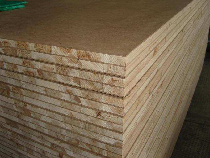 Le noyau de pin de la catégorie E1 a plaqué le panneau de bloc, panneau de bloc de bois dur de panneau de mur 18-45mm